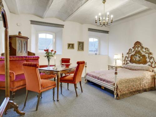 una camera con letto, tavolo e sedie di Holiday home Spøttrup VIII a Spottrup
