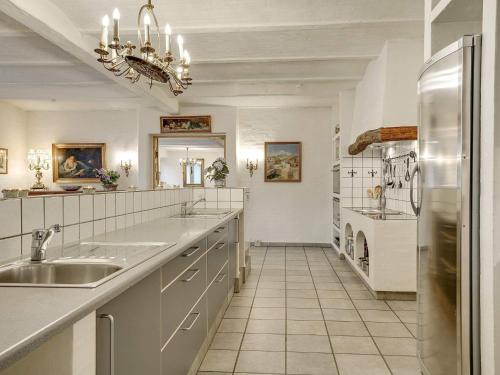 una grande cucina con lavandino e frigorifero di Holiday home Spøttrup VIII a Spottrup