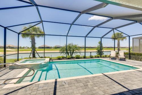 プンタ・ゴーダにあるPunta Gorda Home with Lanai and Golf Course View!の屋内スイミングプール(ガラス屋根付)