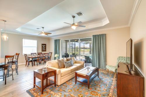 Punta Gorda Home with Lanai and Golf Course View!にあるシーティングエリア