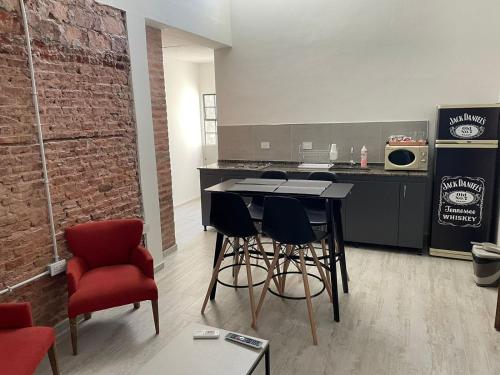 a kitchen with a table and chairs in a room at Pucara Apart - Habitaciones con baño privado in Corrientes