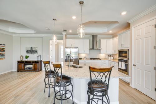 Punta Gorda Home with Lanai and Golf Course View!にあるキッチンまたは簡易キッチン