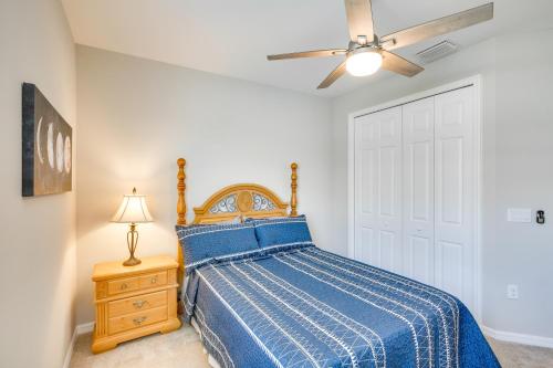 Punta Gorda Home with Lanai and Golf Course View!にあるベッド