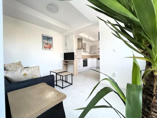 un salon avec un canapé et une table dans l'établissement STRASBOURG CENTRE HISTORIQUE Accès direct en Tram et Aéroport, à Lingolsheim