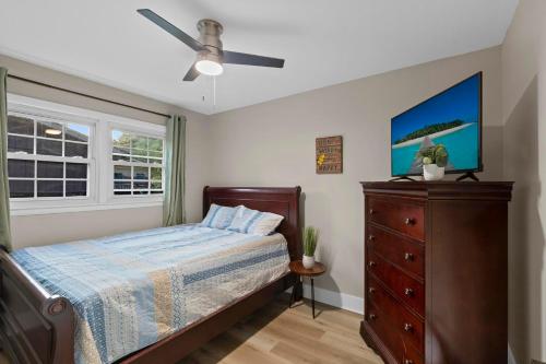 um quarto com uma cama, uma cómoda e uma janela em Dog-Friendly, Renovated 3 Bedroom Home! em Jacksonville