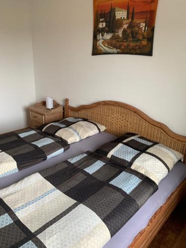 twee bedden in een slaapkamer met een foto aan de muur bij Wohnen in Schlossnähe in Schwerin