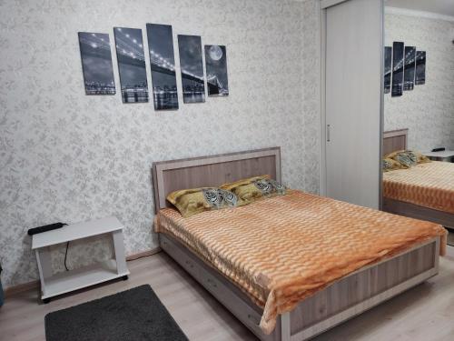 巴爾喀什的住宿－Аренда квартиры，一间卧室配有两张床和镜子