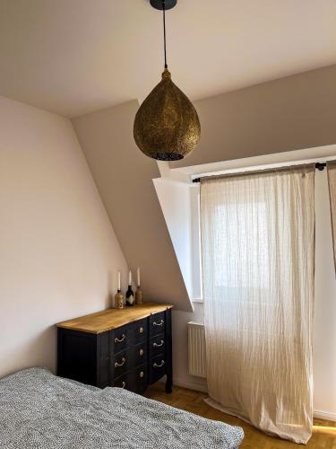 een slaapkamer met een bed, een dressoir en een raam bij Rooftop Feeling erleben Sie Leipzig von oben in Leipzig