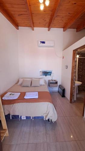 um quarto com uma cama grande num quarto em Rincón con Encanto em Salta