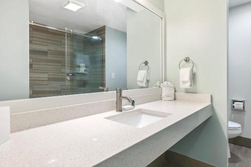 Ein Badezimmer in der Unterkunft Cherry Tree Inn & Suites