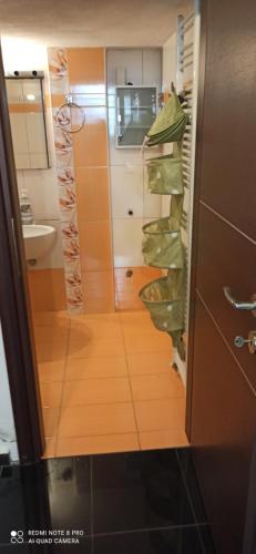 Camera dotata di armadio e bagno con servizi igienici. di Filoxenia Efi a Khortiátis