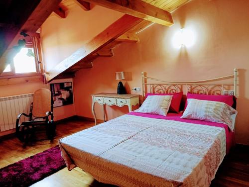 sypialnia z dużym łóżkiem na poddaszu w obiekcie Boleta A 5 minutos de León, casa con jardín w mieście San Andrés del Rabanedo