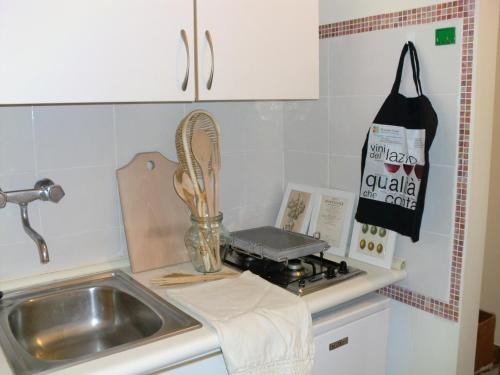 una cucina con lavandino e piano di lavoro con lavandino di Residence Marche - Residenza Ecologica a Lido di Fermo