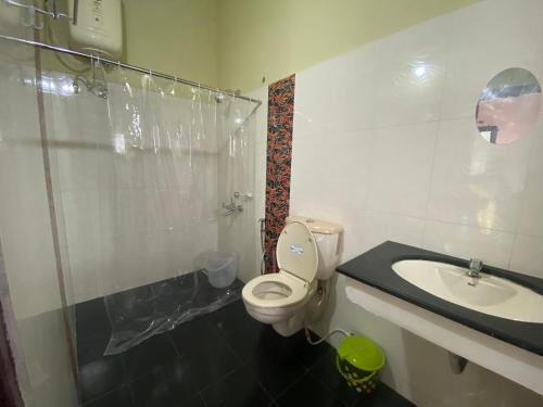 ein Bad mit einem WC und einem Waschbecken in der Unterkunft Hill Town Villa in Udagamandalam