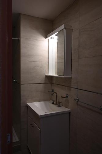 un baño con lavabo y espejo en Costa Azul Rent Apartments, en Costa Azul