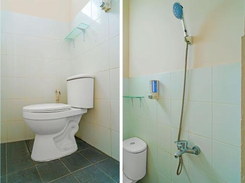 La salle de bains est pourvue d'une douche et de toilettes. dans l'établissement OYO Life 92720 Mekarwangi Guest House, à Bandung