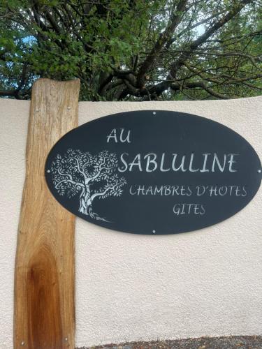 Au Sabluline chambres d'hôtes gîtesに飾ってある許可証、賞状、看板またはその他の書類