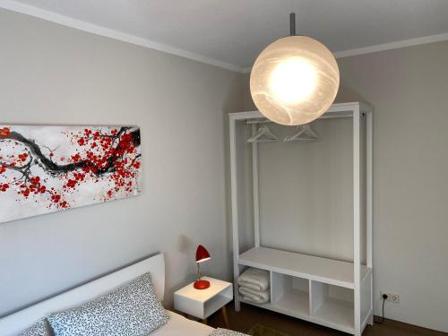 Appartement Am Weinberg في راديبول: غرفة نوم بسرير ومصباح
