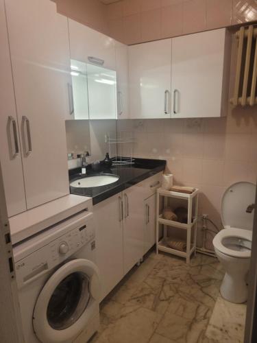 een badkamer met een wasmachine en een wastafel bij Appartement 3 eme etage Ortaköy No 5 in Istanbul