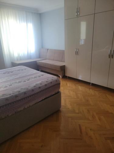 een slaapkamer met een bed en een bank bij Appartement 3 eme etage Ortaköy No 5 in Istanbul