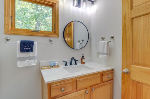 y baño con lavabo y espejo. en Scenic Talking Rock Creek Resort Home with Hot Tub, en Ranger