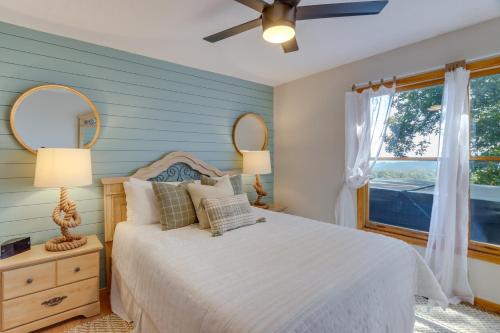 1 dormitorio con cama y ventana en Scenic Talking Rock Creek Resort Home with Hot Tub, en Ranger