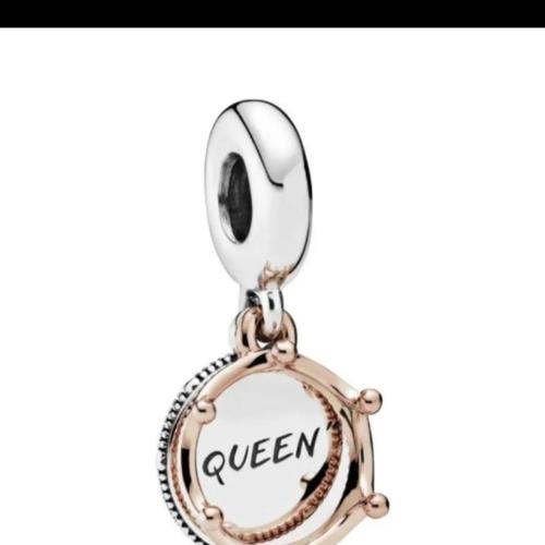 a key chain with a sign that reads queen at Queen 3 in Niš