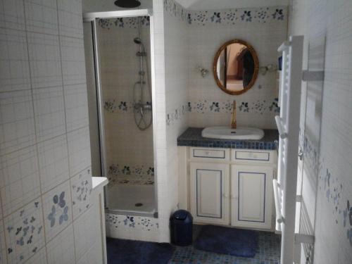 y baño con ducha, lavabo y espejo. en Mendiondo Gaü Eztia 