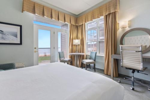 Ein Bett oder Betten in einem Zimmer der Unterkunft Cherry Tree Inn & Suites