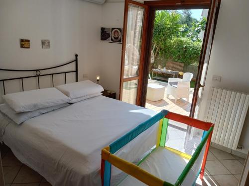 サン・ベネデット・デル・トロントにあるCasa Giardinoのベッドルーム1室(ベッド1台付)が備わります。パティオの景色を望めます。