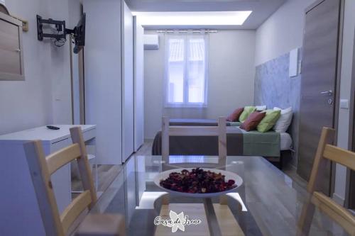 una sala de estar con un bol de fruta en una mesa en Casa di Irene en Reggio Emilia
