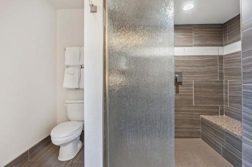 Ein Badezimmer in der Unterkunft Cherry Tree Inn & Suites