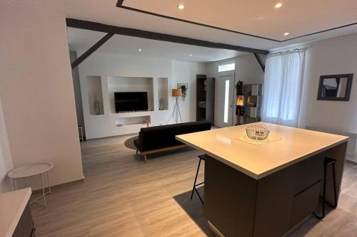 sala de estar con sofá y mesa en una habitación en Maison entièrement rénovée, en Ambarès-et-Lagrave