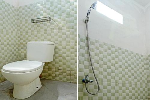 La salle de bains est pourvue d'une douche et de toilettes. dans l'établissement OYO Life 92684 Kost Mutiara Nirwana, 
