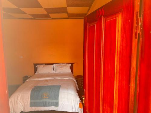 Una cama o camas en una habitación de Motel Six Nations