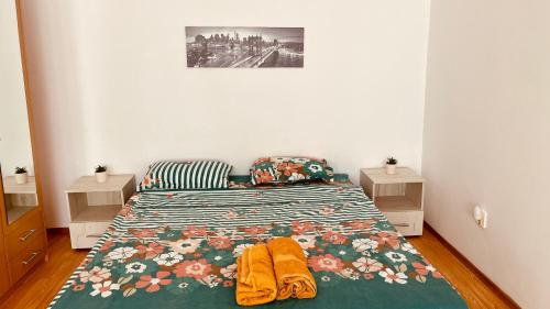 una camera da letto con un letto e due asciugamani di C-House Inchiriaza Apartament 2 Camere in Regim Hotelier a Râmnicu Vâlcea