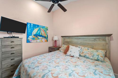 Schlafzimmer mit einem Bett und einem Flachbild-TV in der Unterkunft 1383 - Victoria's Corner by Resort Realty in Corolla