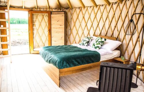um quarto com uma cama numa tenda em Ale-Wioska 