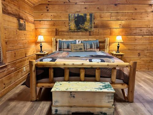 1 dormitorio con 1 cama en una cabaña de madera en My Happy Place, en Pigeon Forge
