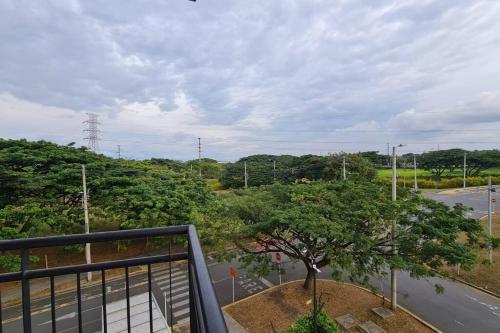 un balcón con un árbol al lado de una carretera en Apartamento en Guabinas Yumbo 