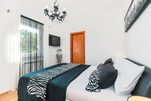 Un dormitorio con una cama con almohadas de cebra. en Villa StellaVita en Lozovac
