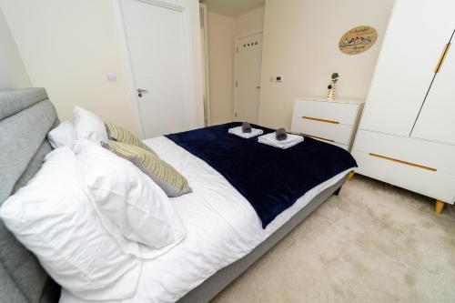 Postel nebo postele na pokoji v ubytování Stunning 2 bedroom Flat near Green park & Stadium