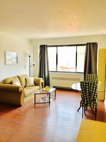 Area tempat duduk di Stylish Montreal Apartment: Comfortable Stay in the Golden Square Mile