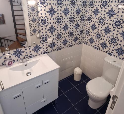 豐沙爾的住宿－Art House Funchalet，一间带卫生间、水槽和镜子的浴室