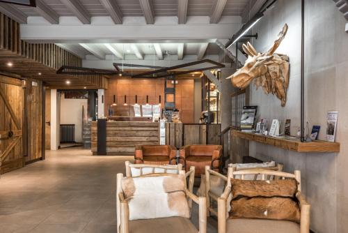 une pièce avec des chaises et un comptoir dans un magasin dans l'établissement Riu Nere Mountain Apartments, à Vielha e Mijaran