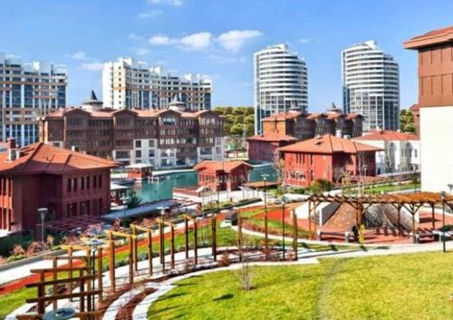 - une vue sur une ville avec des bâtiments et un parc dans l'établissement Daire, à Istanbul