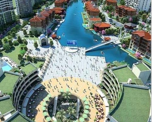 ein Modell eines Resorts mit einem Fluss und Gebäuden in der Unterkunft Daire in Istanbul