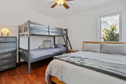 1 Schlafzimmer mit 2 Etagenbetten und einer Kommode in der Unterkunft White Peak Lodge Ping Pong Pool Table PACMAN in Flagstaff