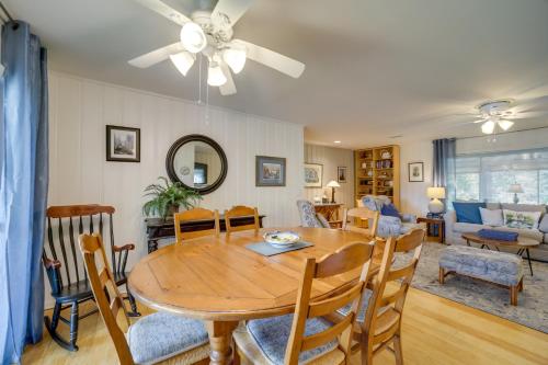 Χώρος καθιστικού στο Serene Lake Junaluska Gem Deck and Mountain Views