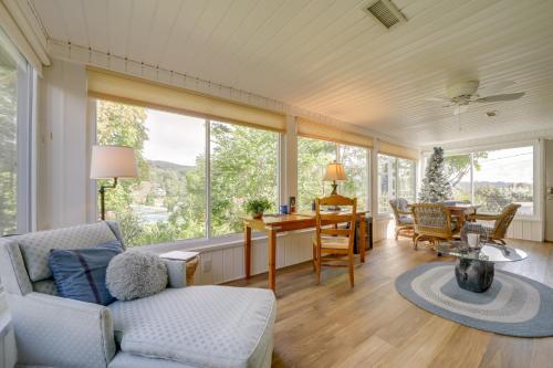 Χώρος καθιστικού στο Serene Lake Junaluska Gem Deck and Mountain Views